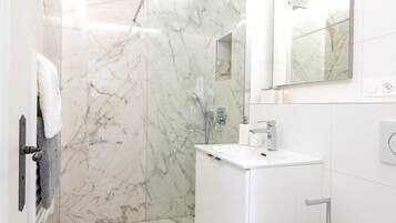 Shower, hair dryer, towels