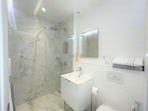 Dusche, Haartrockner, Handtücher