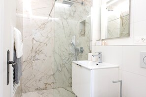 Shower, hair dryer, towels - Alba appartement antibes street (Cannes)