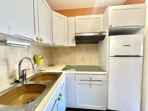 Réfrigérateur, micro-ondes, plaque de cuisson, cafetière/bouilloire