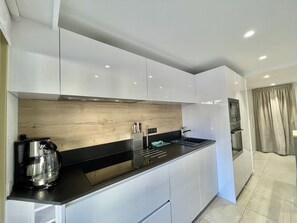 冷蔵庫、電子レンジ、オーブン、コンロ