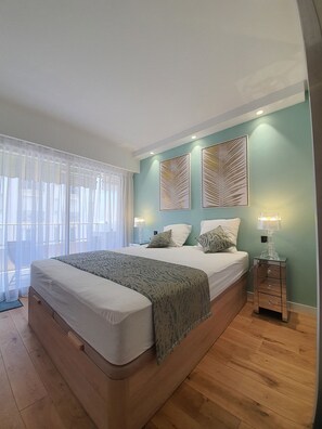 アイロン / アイロン台、WiFi (無料)、ベッドシーツ