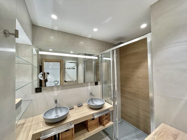 Shower, hair dryer, towels