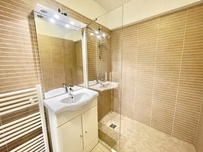 Dusche, Haartrockner, Handtücher