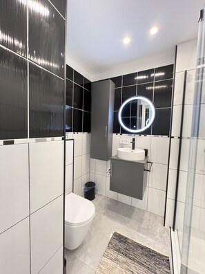 淋浴设施、吹风机、毛巾