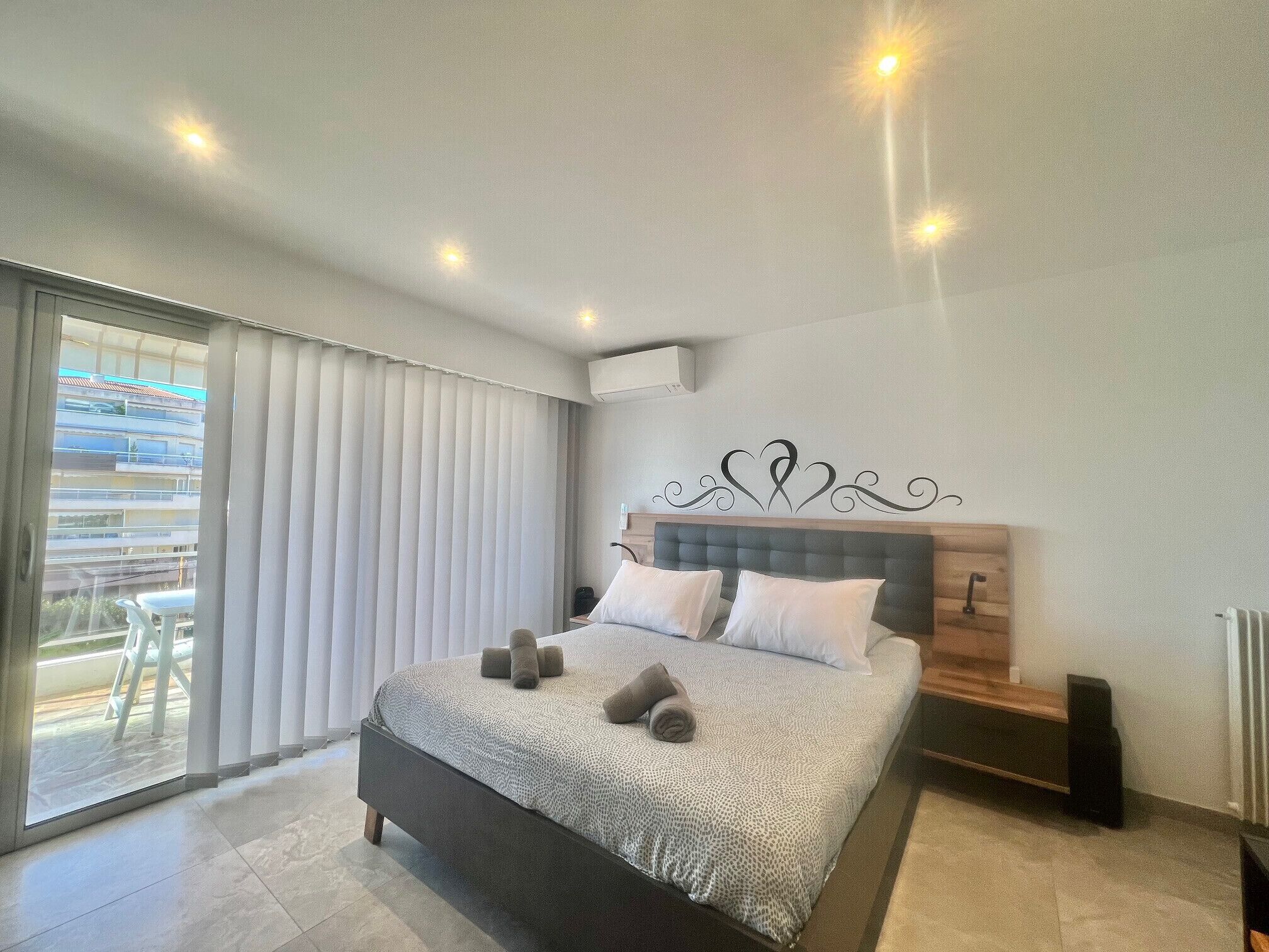 Coffres-forts dans les chambres, fer et planche à repasser