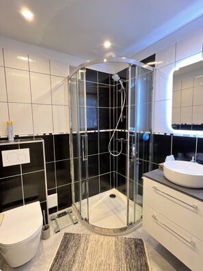 Dusche, Haartrockner, Handtücher