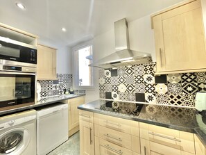 Fridge, microwave, stovetop, dishwasher - Carre d'or duplex (Cannes)