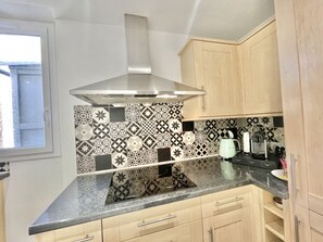 Geladeira, micro-ondas, cooktop, lava-louças