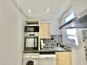 Fridge, microwave, stovetop, dishwasher - Carre d'or duplex (Cannes)