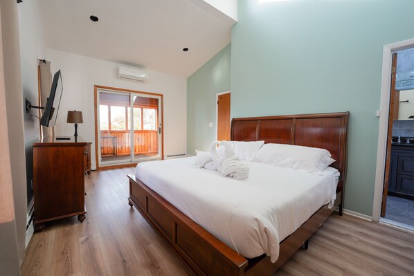 4 bedrooms, desk, iron/ironing board, travel cot