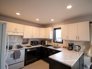 Refrigerador, microondas, horno y parrilla de estufa 