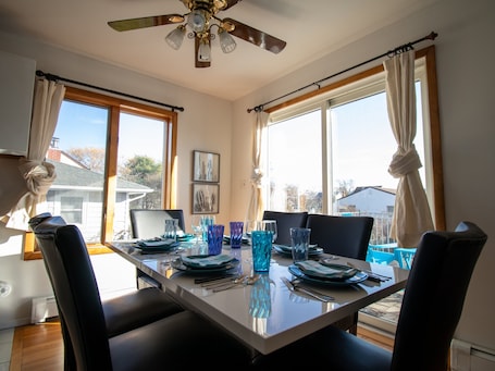 Dining. 3 Story Beach Waterview, 3 KING bed, golf putting green!