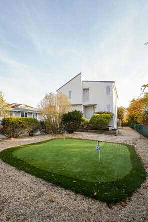 Property grounds - 3 Story Beach Waterview, 3 KING bed, golf putting green! (Shirley)