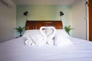 4 bedrooms, desk, iron/ironing board, travel crib - 3 Story Beach Waterview, 3 KING bed, golf putting green! (Shirley)