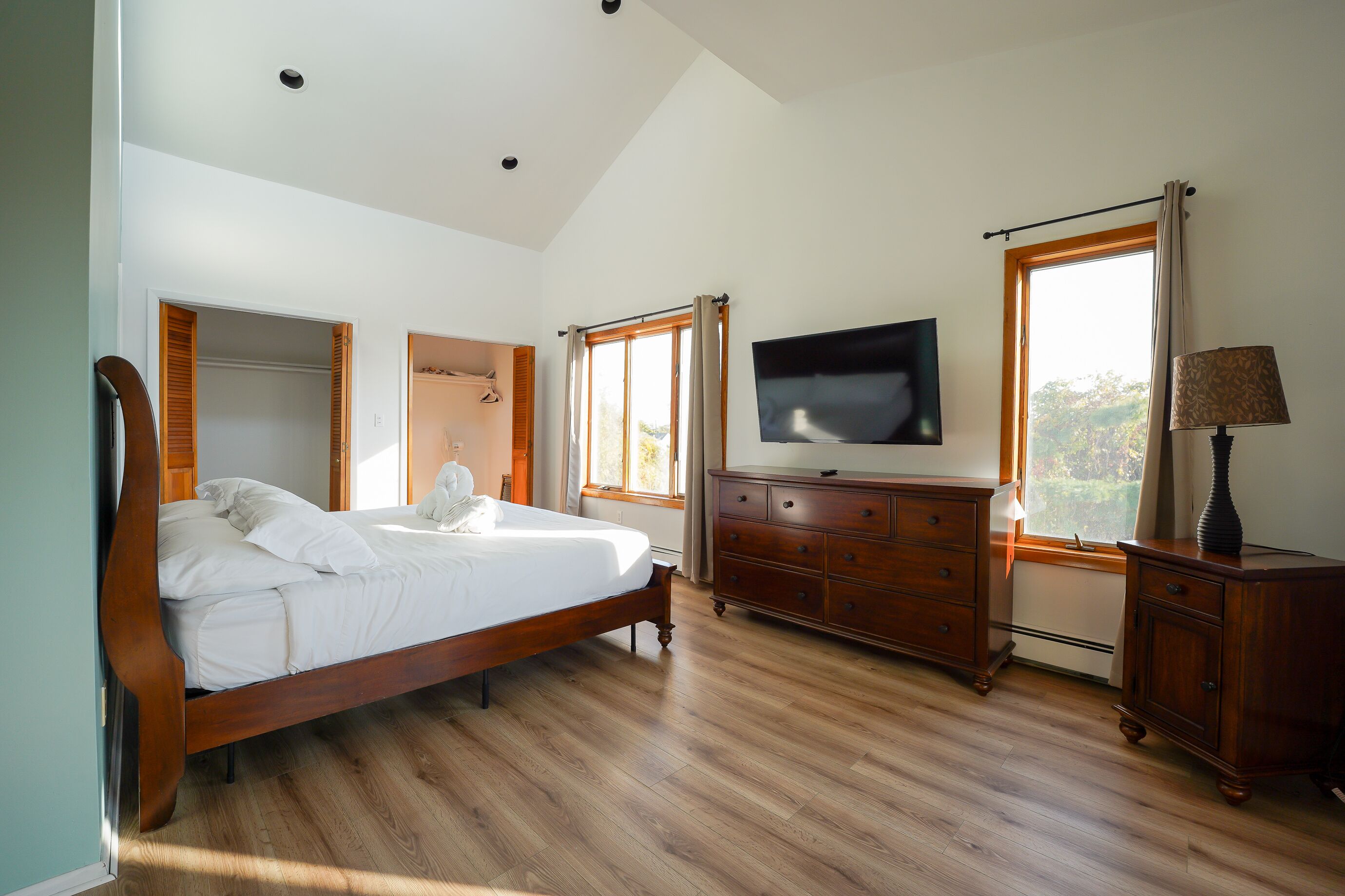 4 habitaciones, escritorio y tabla de planchar con plancha 