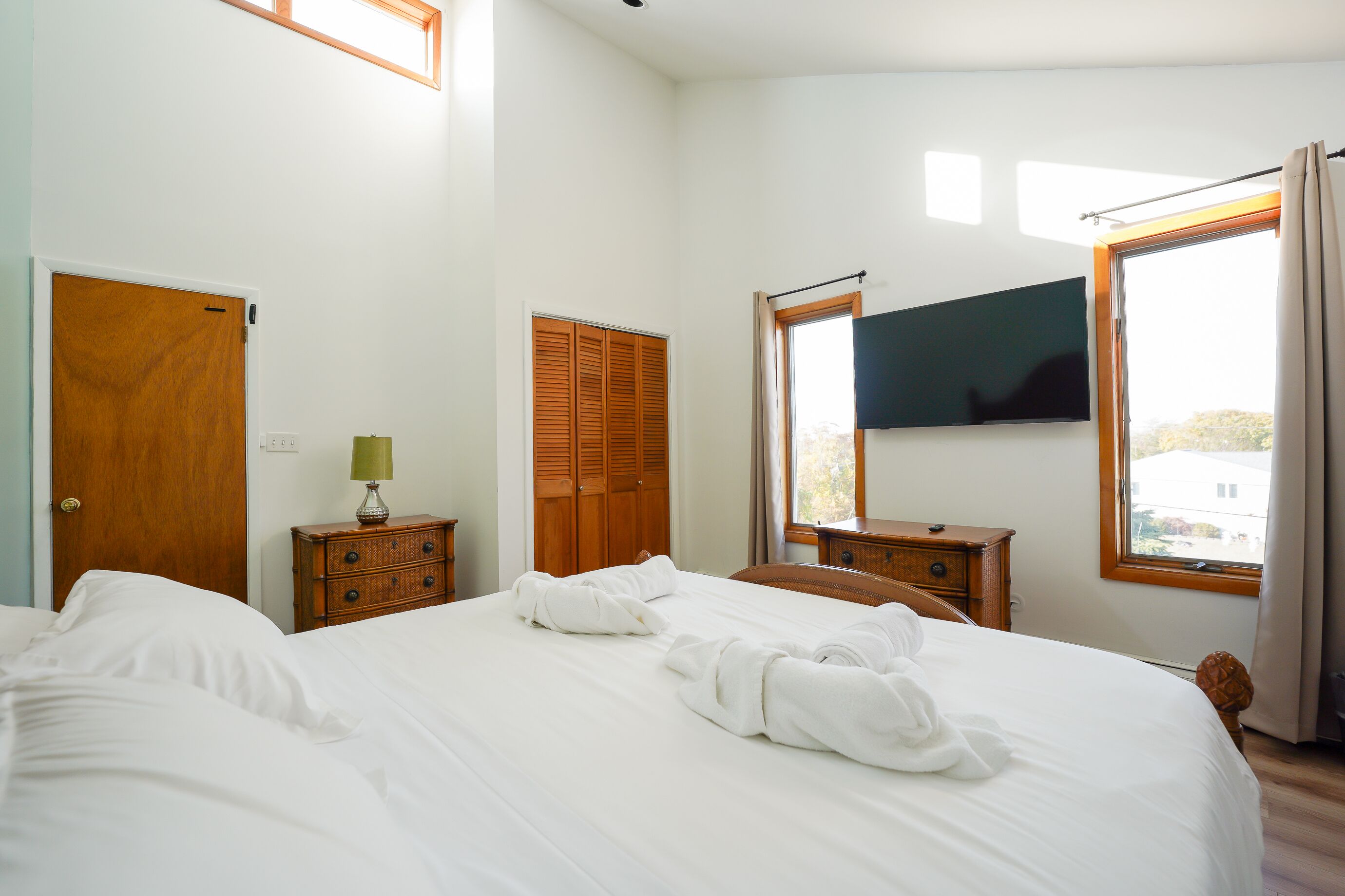 4 bedrooms, desk, iron/ironing board, travel crib