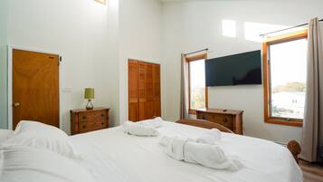 4 sovrum, skrivbord, strykjärn/strykbräda och resesäng