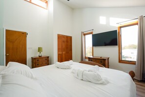 4 habitaciones, escritorio y tabla de planchar con plancha 