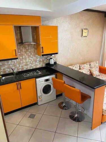 Modern apt 13 mins away to downtown - few steps to great foods, cafes, shops