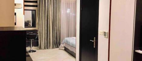 1 slaapkamer, een strijkplank/strijkijzer, reisbedje, gratis wifi