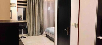 Contemporary studio 13 mins to downtown- few steps to great foods, cafes, shops