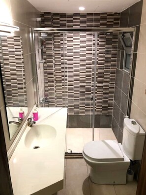 Toallas, jabón y papel higiénico