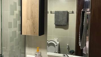 Toallas, jabón, papel de baño