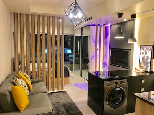 Luxurious studio 13 mins to downtown - few steps to great foods, cafes, shops