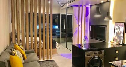 Luxurious studio 13 mins to downtown - few steps to great foods, cafes, shops