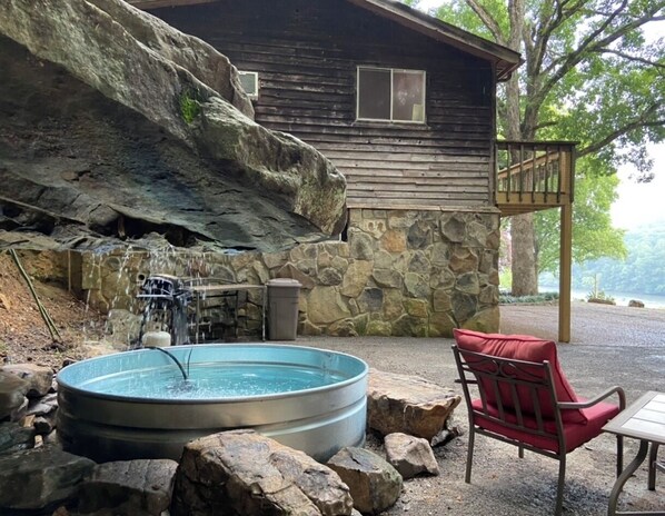 Outdoor spa tub