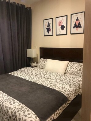 1 habitación, tabla de planchar con plancha y cuna de viaje 