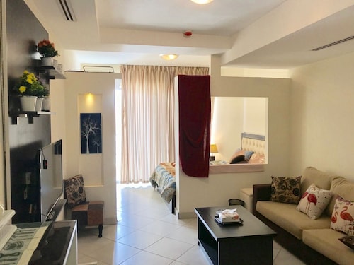 Convenient studio 13 mins to downtown - few steps to great food, cafes, shops