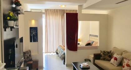 Convenient studio 13 mins to downtown - few steps to great food, cafes, shops