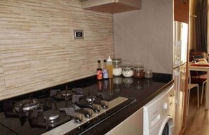 Geladeira, micro-ondas, cooktop, chaleira elétrica