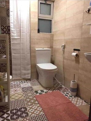 Toalhas de banho, sabonete, papel higiênico