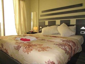 1 habitación, tabla de planchar con plancha y cuna de viaje 