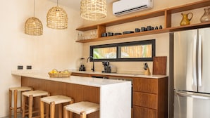 Refrigerador con freezer, microondas, horno, placa de cocina