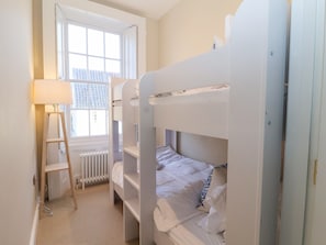 4 habitaciones, decoración personalizada y muebles diferentes
