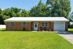 Exterior - Spacious Kitchen, Living, & Sunroom w/King Bed (Wilmington)