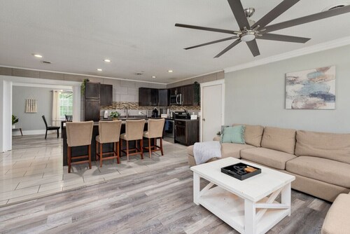 Spacious Kitchen, Living, & Sunroom w/King Bed