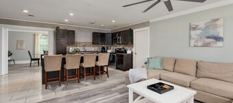 Spacious Kitchen, Living, & Sunroom w/King Bed