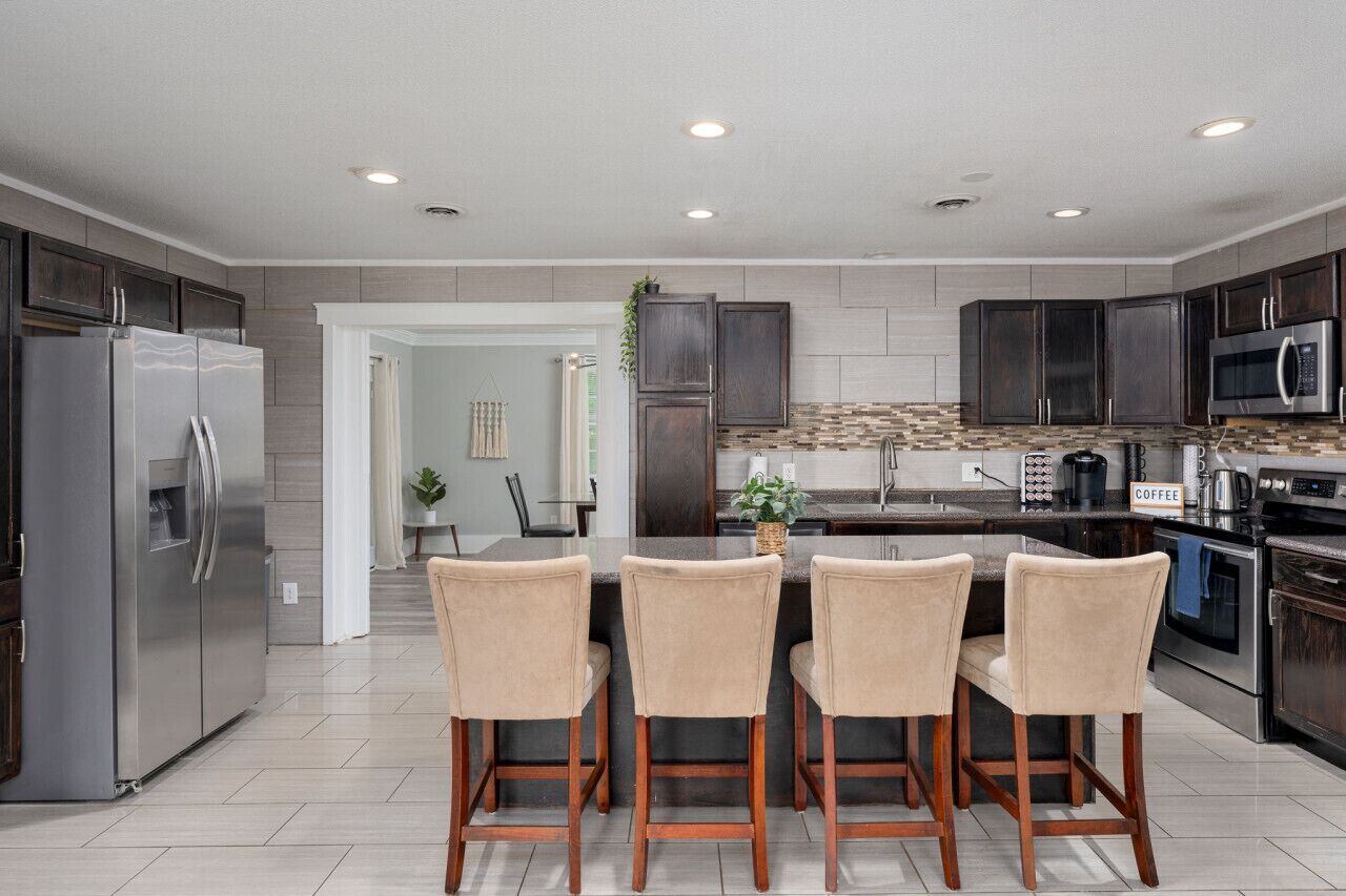 Jääkaappi, mikroaaltouuni, uuni, liesi