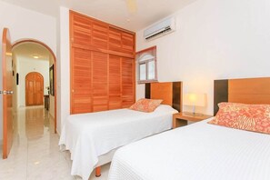 3 bedrooms, in-room safe, desk, iron/ironing board