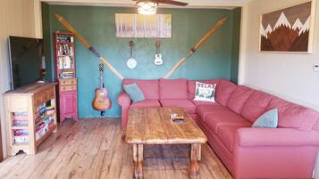 Televisie, een open haard en boeken