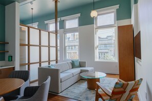 Studiosuite, 1 King-Bett, barrierefrei, Badewanne | Wohnbereich