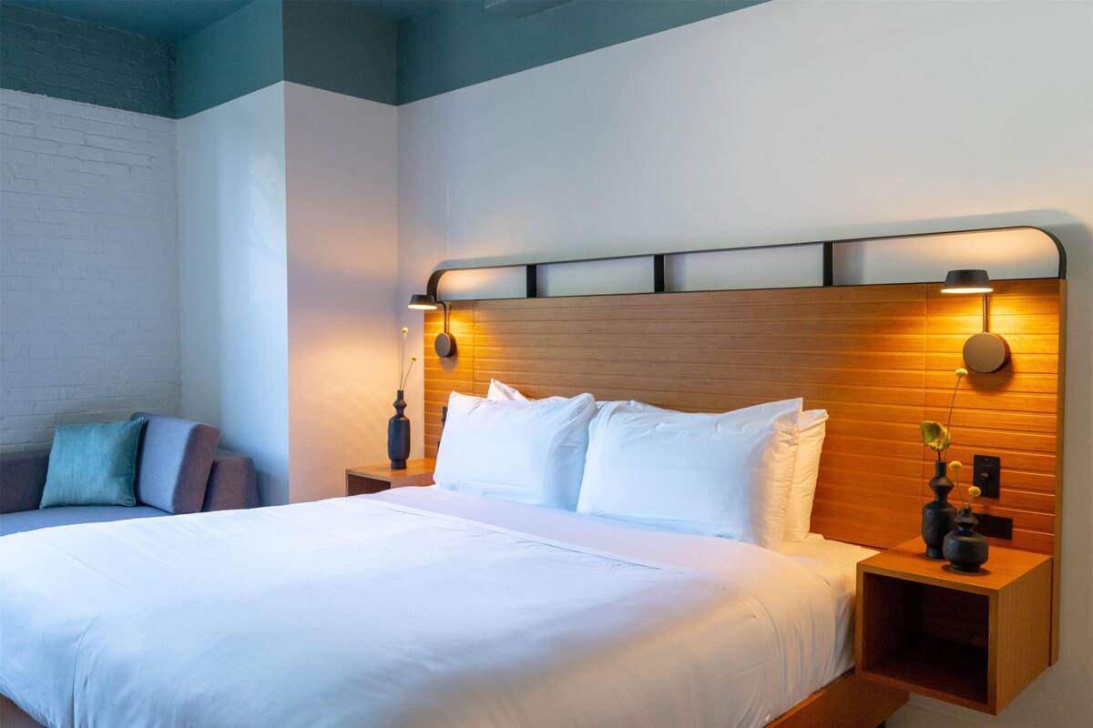 Quarto, 1 cama King, acessível (Mobility, 3x3 Shower) | 1 quarto, roupas de cama premium, frigobar, cofres nos quartos