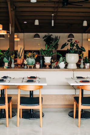 Illallinen ja brunssi; Välimeren keittiö, näkymät uima-altaalle