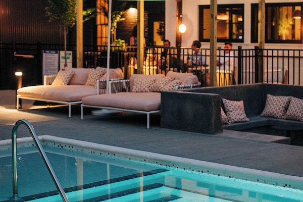 Piscina externa, funciona das 9h às 22h, barracas de cortesia