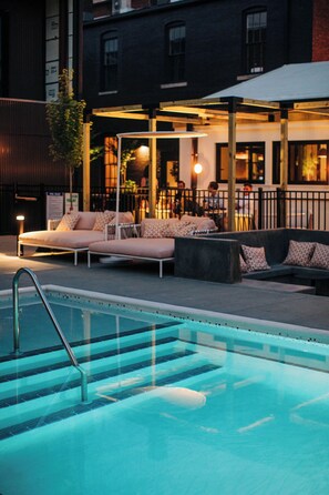 Piscina externa, funciona das 9h às 22h, barracas de cortesia